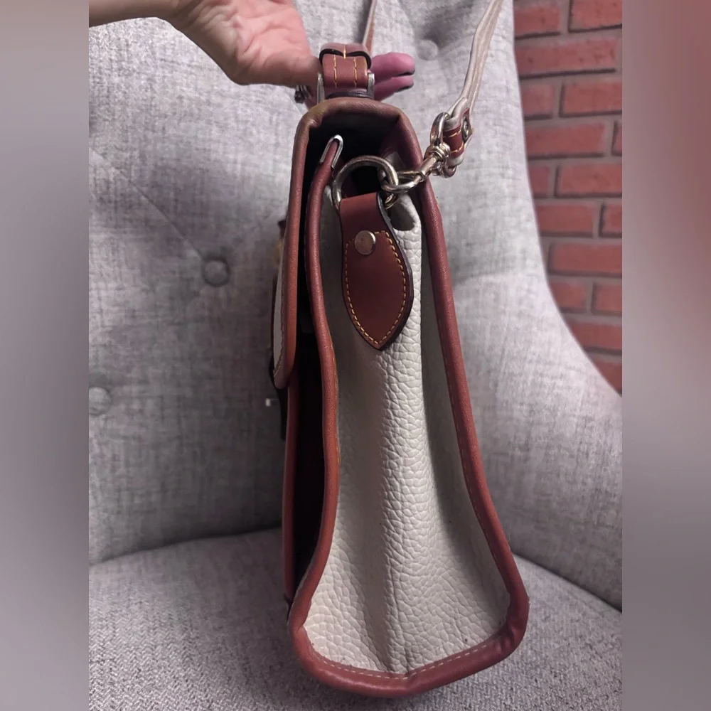 Vintage Dooney & Bourke all  weather leather  crossbody Bag🤩